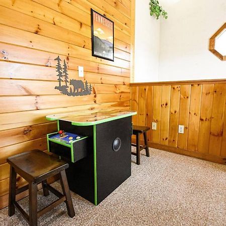 Four Private Suites - Hot Tub - Arcade - Fast Wi-Fi - One Minute To Parkway Fun 비둘기 포지 외부 사진