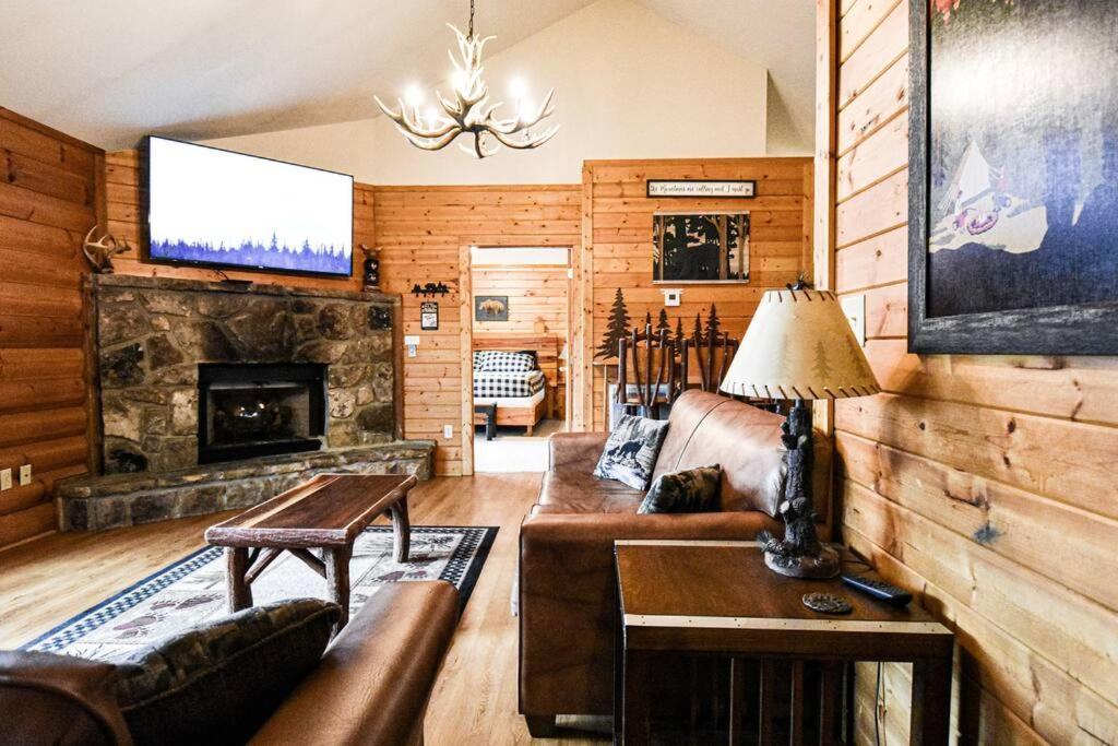 Four Private Suites - Hot Tub - Arcade - Fast Wi-Fi - One Minute To Parkway Fun 비둘기 포지 외부 사진