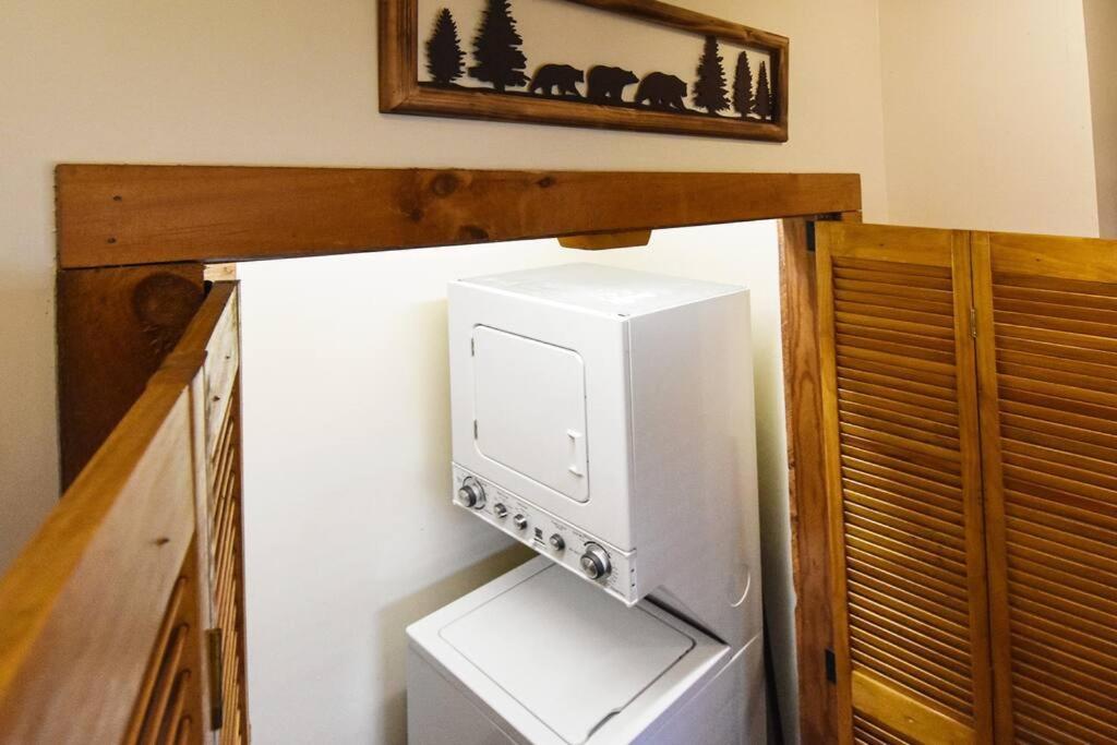 Four Private Suites - Hot Tub - Arcade - Fast Wi-Fi - One Minute To Parkway Fun 비둘기 포지 외부 사진