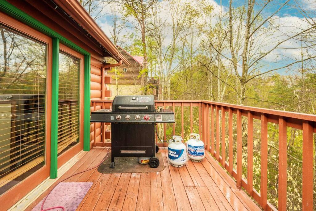 Four Private Suites - Hot Tub - Arcade - Fast Wi-Fi - One Minute To Parkway Fun 비둘기 포지 외부 사진