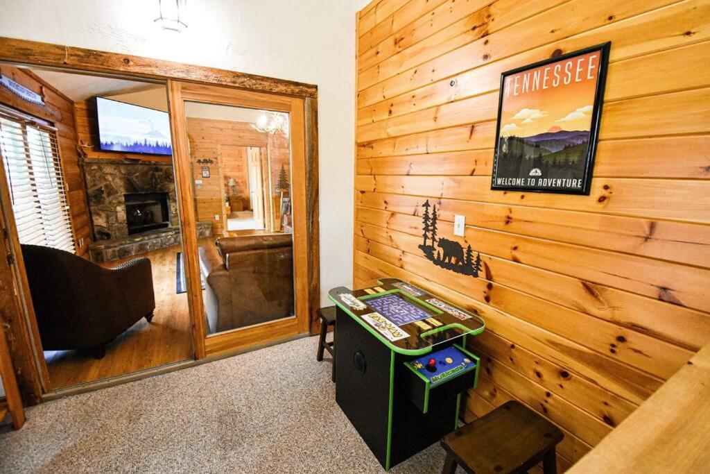 Four Private Suites - Hot Tub - Arcade - Fast Wi-Fi - One Minute To Parkway Fun 비둘기 포지 외부 사진