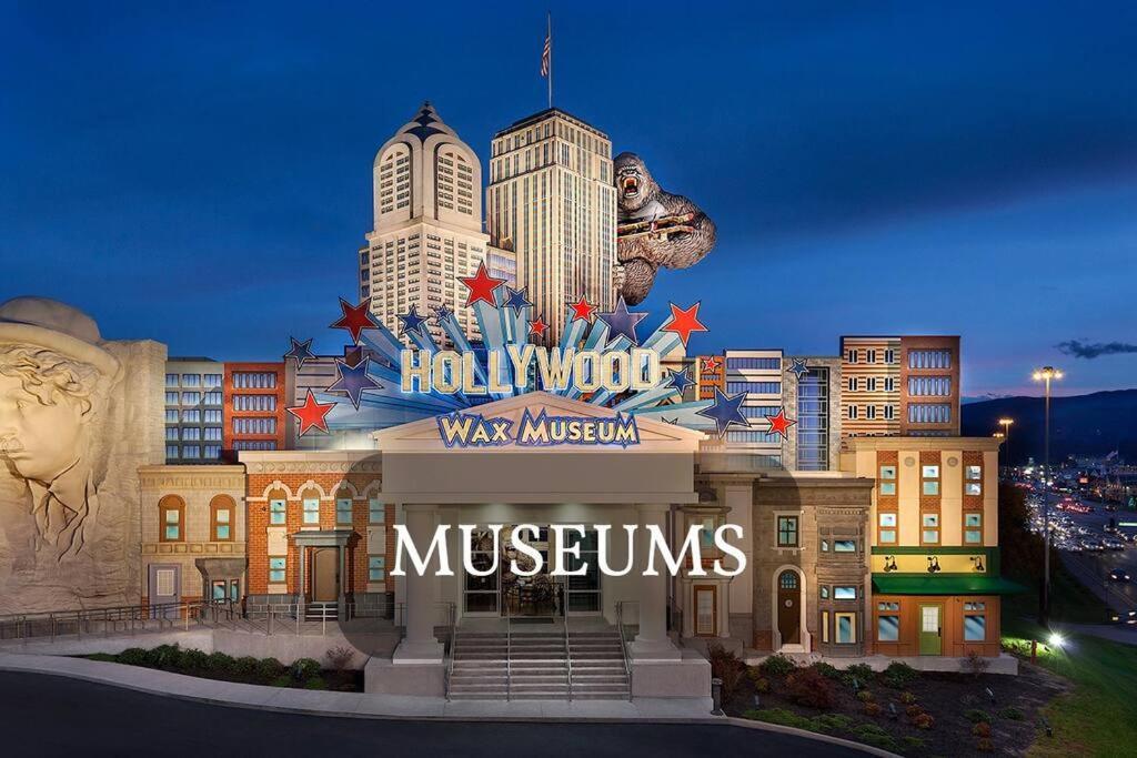 Four Private Suites - Hot Tub - Arcade - Fast Wi-Fi - One Minute To Parkway Fun 비둘기 포지 외부 사진