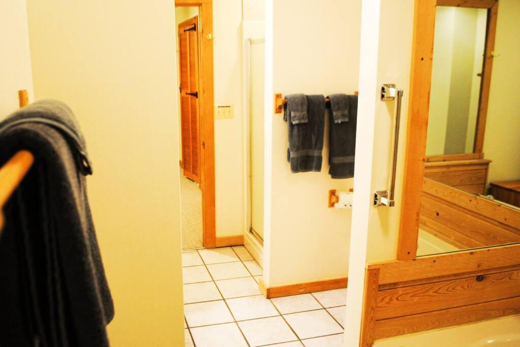 Four Private Suites - Hot Tub - Arcade - Fast Wi-Fi - One Minute To Parkway Fun 비둘기 포지 외부 사진