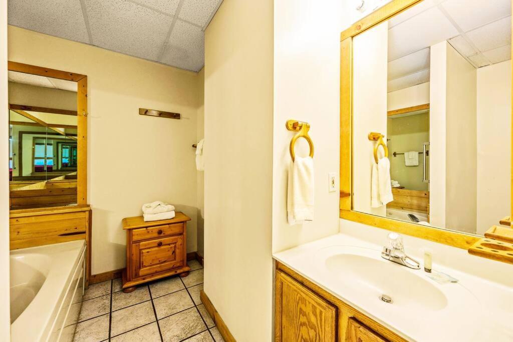 Four Private Suites - Hot Tub - Arcade - Fast Wi-Fi - One Minute To Parkway Fun 비둘기 포지 외부 사진