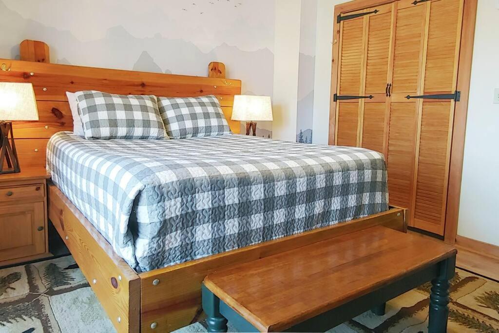 Four Private Suites - Hot Tub - Arcade - Fast Wi-Fi - One Minute To Parkway Fun 비둘기 포지 외부 사진