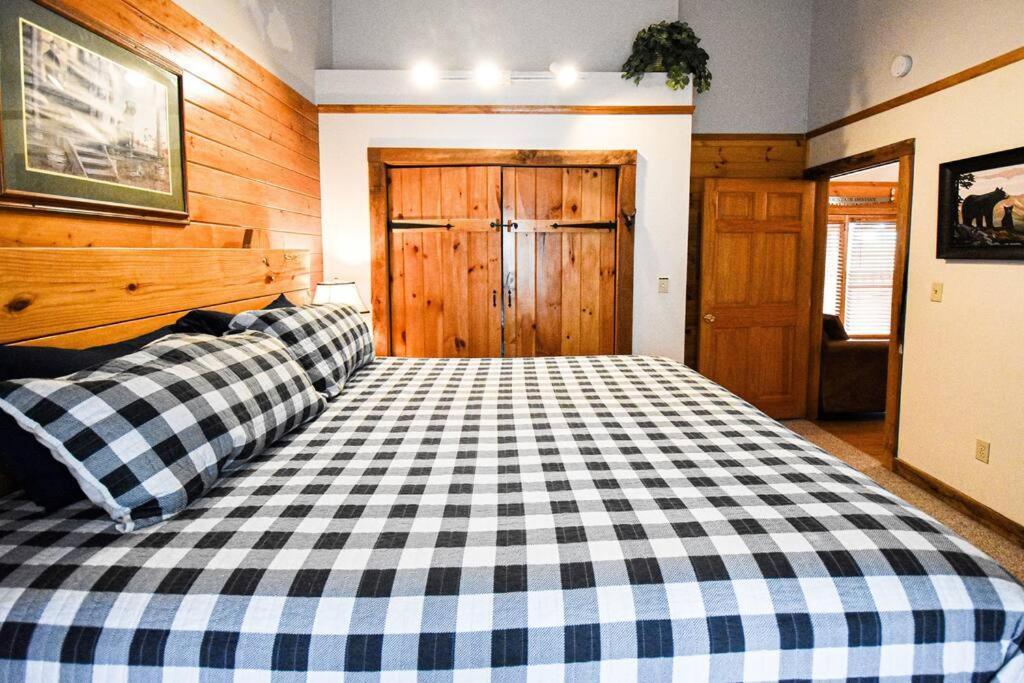 Four Private Suites - Hot Tub - Arcade - Fast Wi-Fi - One Minute To Parkway Fun 비둘기 포지 외부 사진