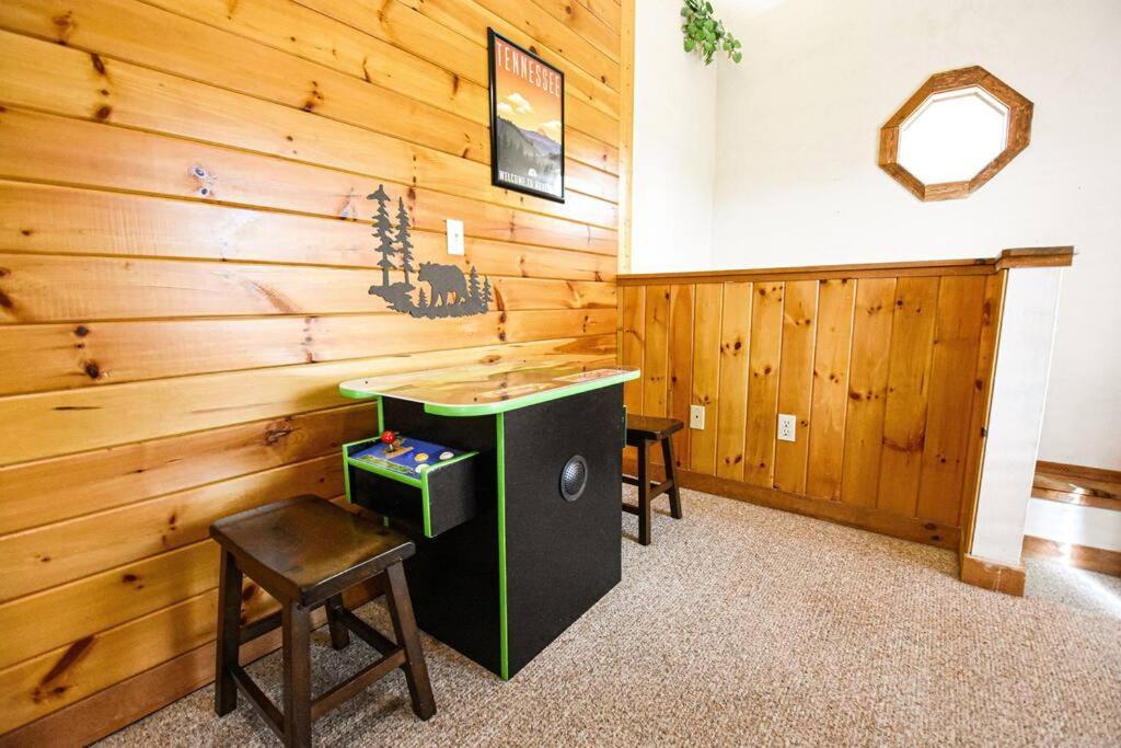 Four Private Suites - Hot Tub - Arcade - Fast Wi-Fi - One Minute To Parkway Fun 비둘기 포지 외부 사진