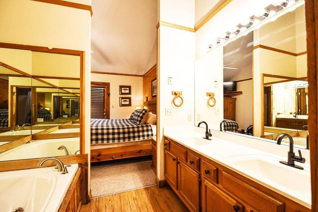 Four Private Suites - Hot Tub - Arcade - Fast Wi-Fi - One Minute To Parkway Fun 비둘기 포지 외부 사진